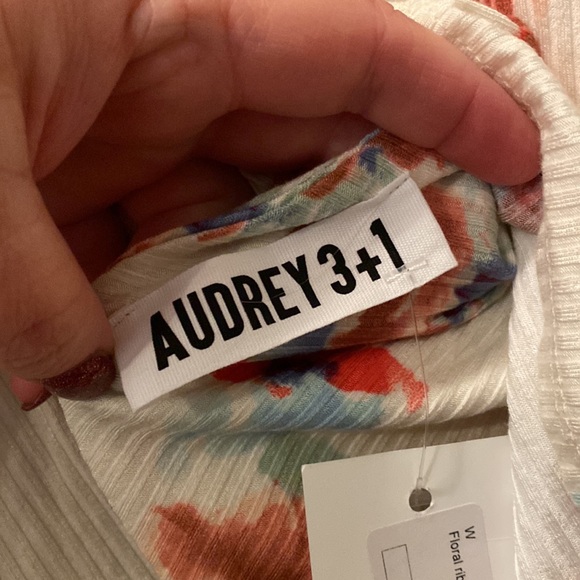 Long sleeve, open back, floral. Ribbed fabric. - Picture 4 of 5